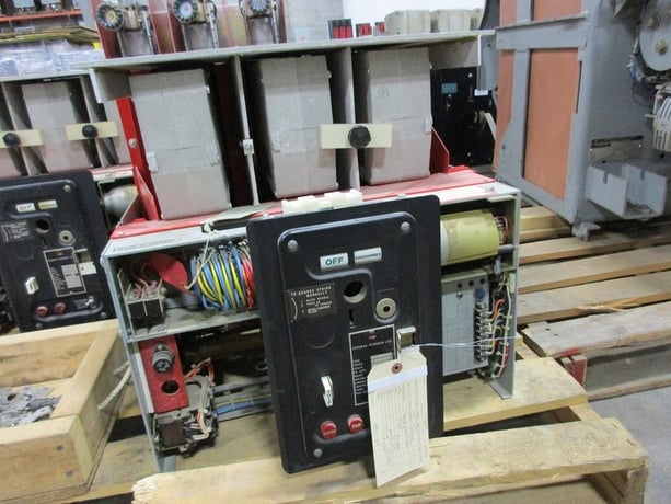 1600 Amps, Federal Pioneer, 50H-2, electrically operated, drawout - Image 1