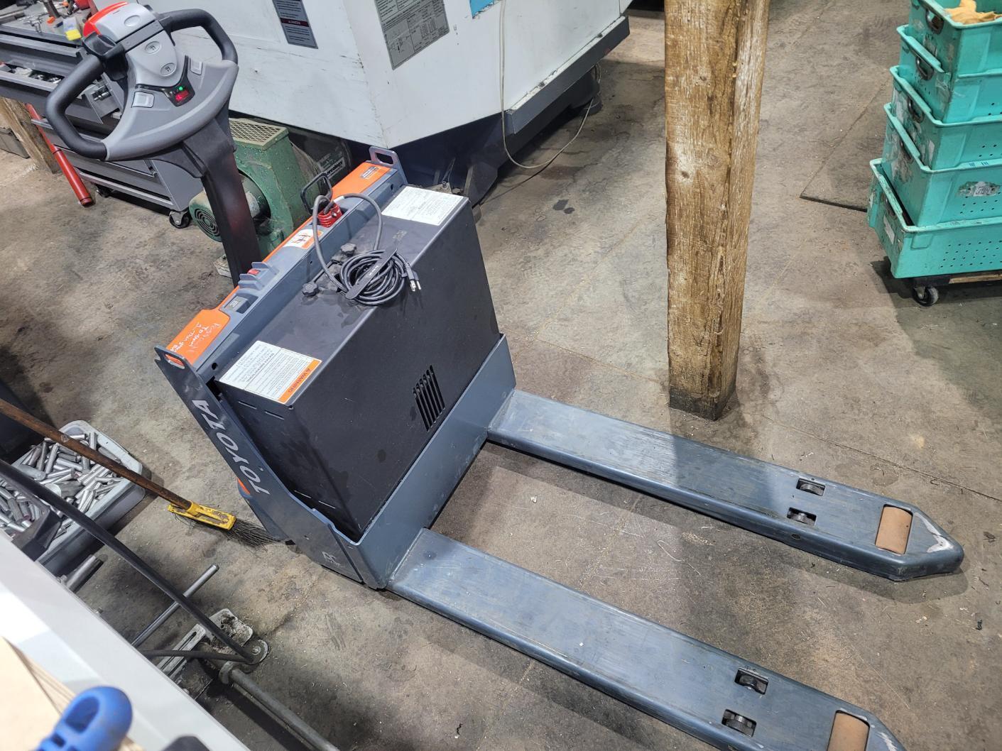 4500 lb. Toyota #8HBW23, electric walkie pallet jack, 60" fork lgths, 2013 - Image 4