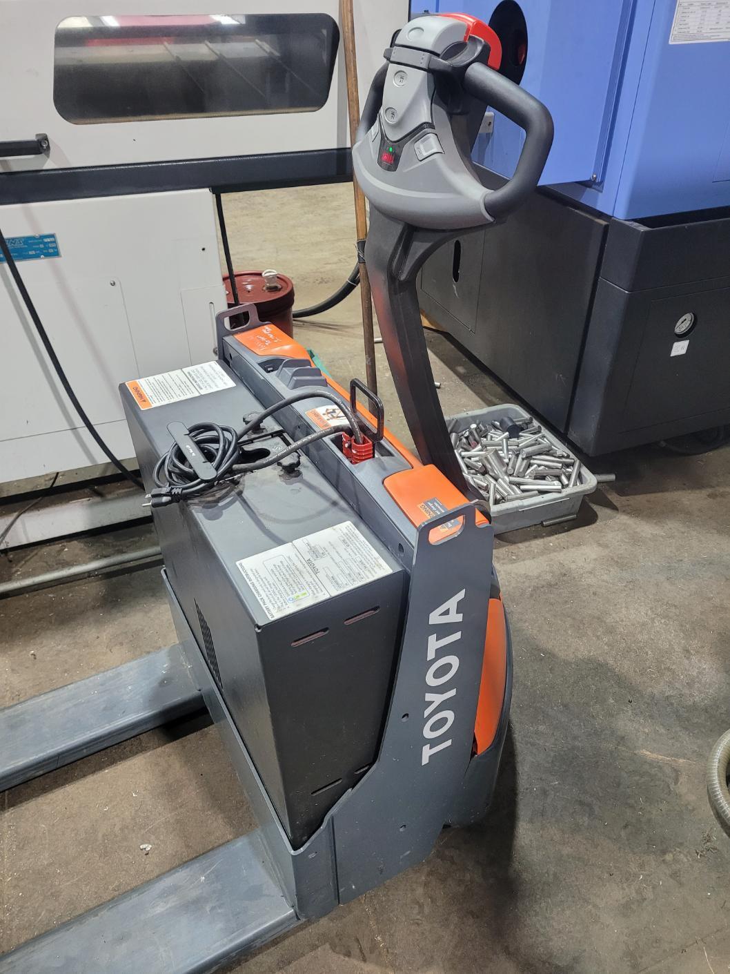 4500 lb. Toyota #8HBW23, electric walkie pallet jack, 60" fork lgths, 2013 - Image 6
