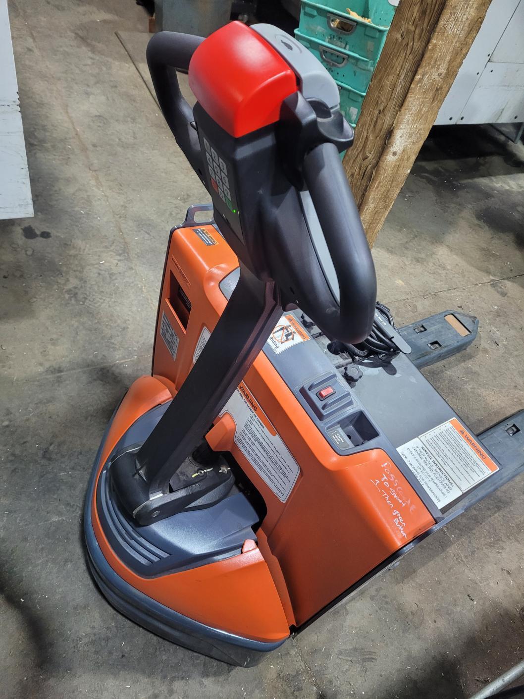 4500 lb. Toyota #8HBW23, electric walkie pallet jack, 60" fork lgths, 2013 - Image 7