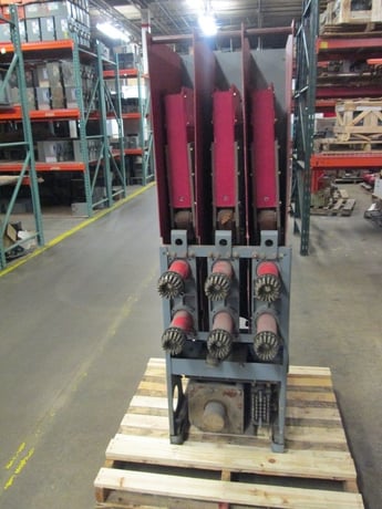 2000 Amps, Federal Pacific, DST-5-250, 4.76KV, electrically operated, drawout, 125 VDC - Image 3