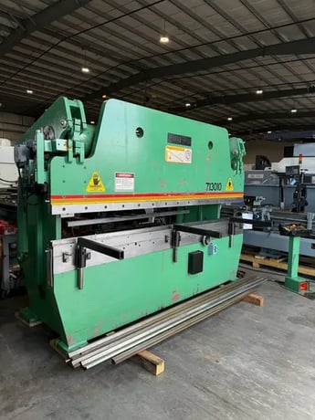 130 Ton, Accurpress #713010, hydraulic press brake, 10' overall, 100" between housing, 8" stroke, 10" throat - Image 3