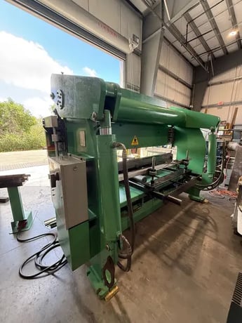 130 Ton, Accurpress #713010, hydraulic press brake, 10' overall, 100" between housing, 8" stroke, 10" throat - Image 5