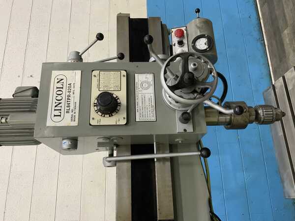 3' -8.25" Lincoln #820A, radial arm drill, 25" x 38" base, power arm elevation, manual head clamping, 2 HP - Image 4