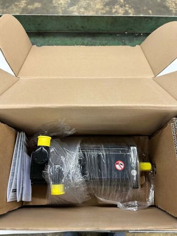 1 kW Schneider Electric Servo Motor SH31003P12A2000 - 6000 RPM - Image 1