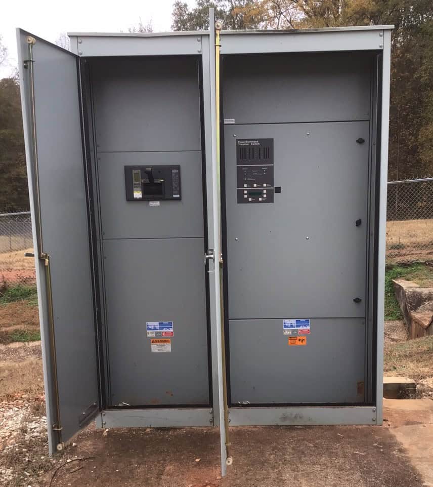 1200 Amp. Cummins OTPCE-A040V088, Automatic Transfer Switch, 3 pole, NEMA 3R enclosure, 600 Volt, 3PH, 2011 - Image 2