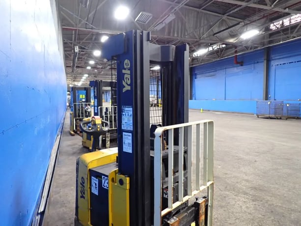 2800 lb. Yale #MRW030LEN24TE078, Electric Straddle Lift, 4" x 42" Forks, 130" Load height, 24" Load Center - Image 9