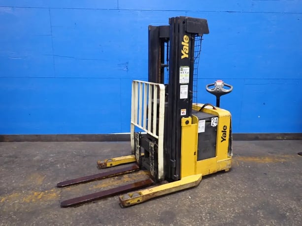 3000 lb. Yale #MRW030LEN24TE078, Electric Straddle Lift, 4" x 42" Forks, 130" Load height, 24" Load Center - Image 1