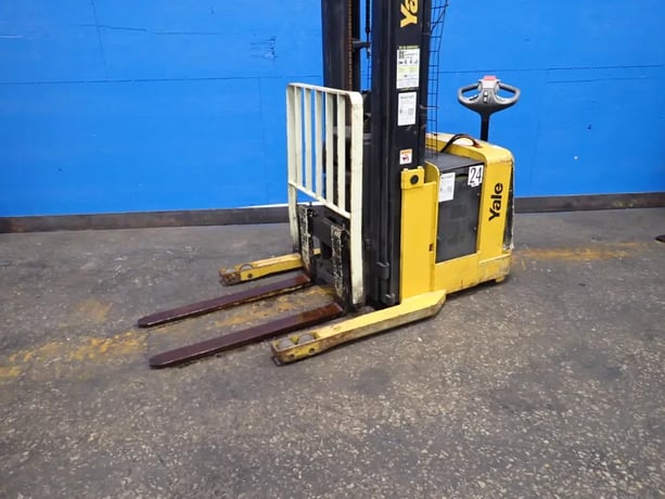 3000 lb. Yale #MRW030LEN24TE078, Electric Straddle Lift, 4" x 42" Forks, 130" Load height, 24" Load Center - Image 2