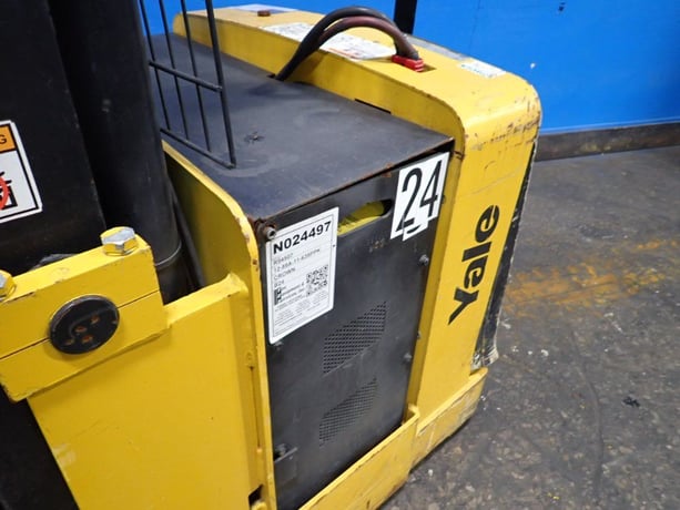 3000 lb. Yale #MRW030LEN24TE078, Electric Straddle Lift, 4" x 42" Forks, 130" Load height, 24" Load Center - Image 4