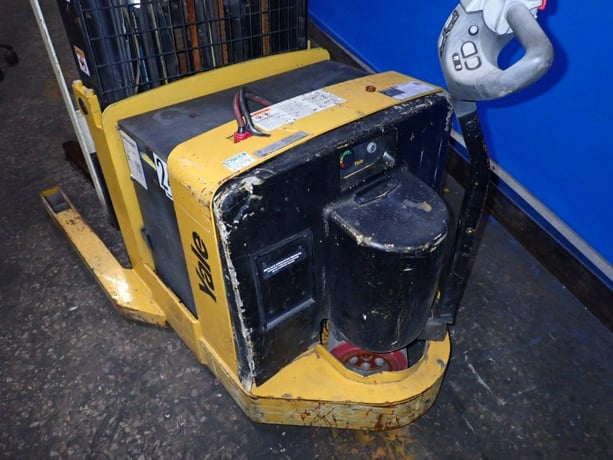 3000 lb. Yale #MRW030LEN24TE078, Electric Straddle Lift, 4" x 42" Forks, 130" Load height, 24" Load Center - Image 5