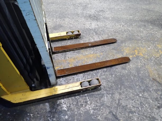 3000 lb. Yale #MRW030LEN24TE078, Electric Straddle Lift, 4" x 42" Forks, 130" Load height, 24" Load Center - Image 8