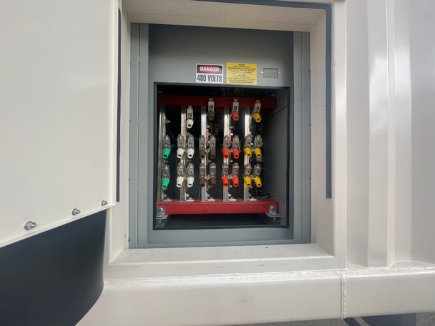 1100 KW Caterpillar #3512TA, Mounted in 2021 Fully Customized 40' ISO Sound Attenuated Container on Tandem - Image 3