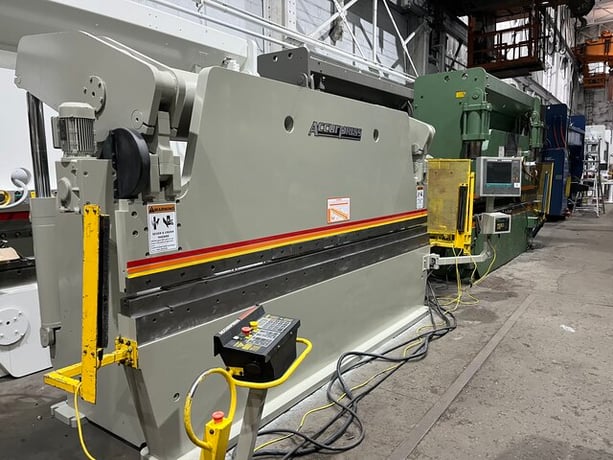 175 Ton, Accurpress #717512, CNC Hydraulic Press Brake, 12' bed/ram length, 124" between frames, 8" stroke - Image 1