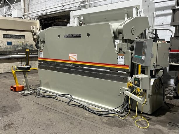 175 Ton, Accurpress #717512, CNC Hydraulic Press Brake, 12' bed/ram length, 124" between frames, 8" stroke - Image 2