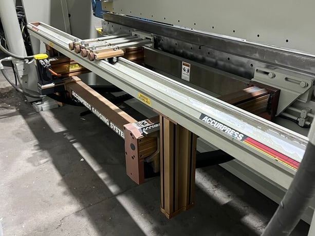 175 Ton, Accurpress #717512, CNC Hydraulic Press Brake, 12' bed/ram length, 124" between frames, 8" stroke - Image 3