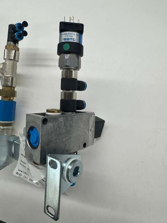 Festo Pneumatic Pressure Switch Assembly PEV-1/4-A-SW27-B-OD / 175252 G 1/4 15 to 145 PSI - Image 2