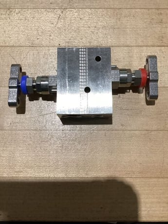 Parker #HLS2VP, 2-VALVE MANIFOLD STAINLESS STEEL 6000 PSI - Image 1