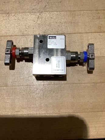 Parker #HLS2VP, 2-VALVE MANIFOLD STAINLESS STEEL 6000 PSI - Image 2