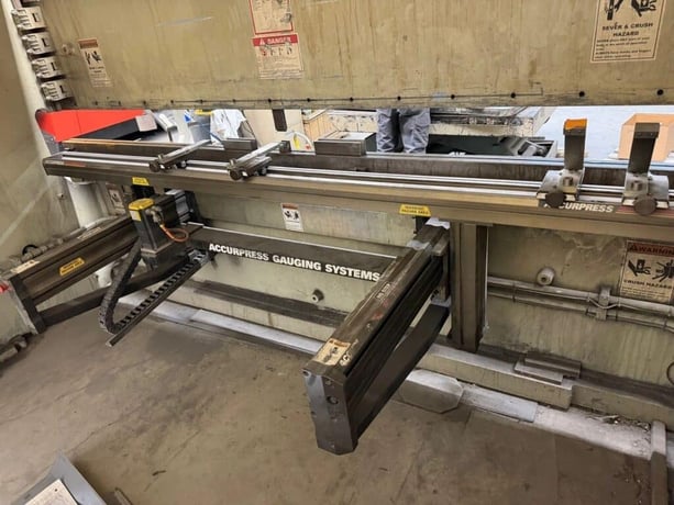 250 Ton, Accurpress #725012, hydraulic press brake, 12' overall, 124" between housing, controller upgrade - Image 2