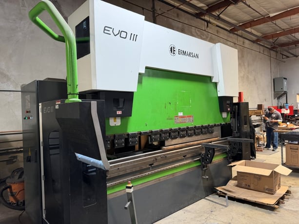 149 Ton, Ermak #EVO-3, hybrid CNC press brake, 10.1' overall, 102.36" between housing, 10.83" stroke, 16.14" - Image 3