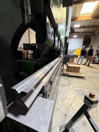 149 Ton, Ermak #EVO-3, hybrid CNC press brake, 10.1' overall, 102.36" between housing, 10.83" stroke, 16.14" - Image 5