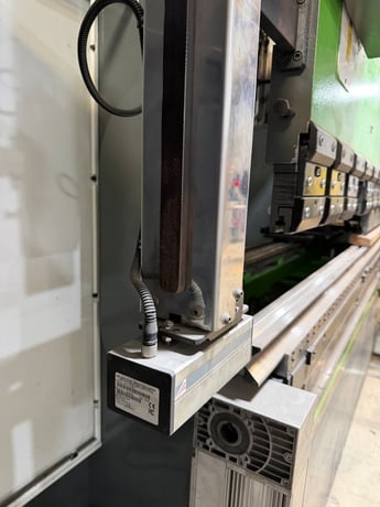 149 Ton, Ermak #EVO-3, hybrid CNC press brake, 10.1' overall, 102.36" between housing, 10.83" stroke, 16.14" - Image 6