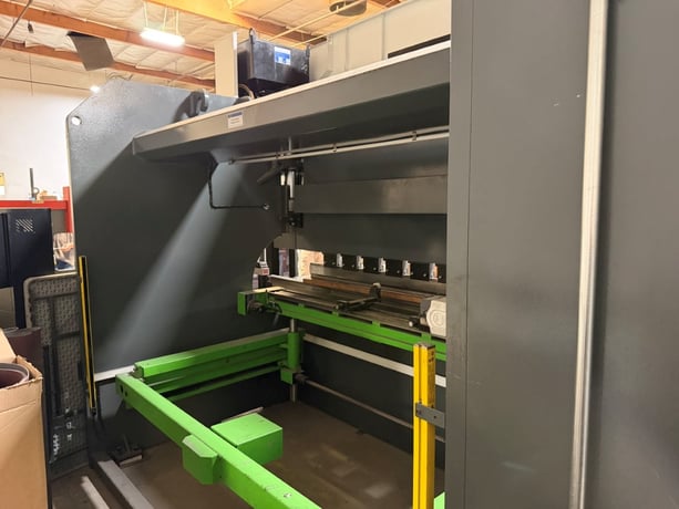 149 Ton, Ermak #EVO-3, hybrid CNC press brake, 10.1' overall, 102.36" between housing, 10.83" stroke, 16.14" - Image 7
