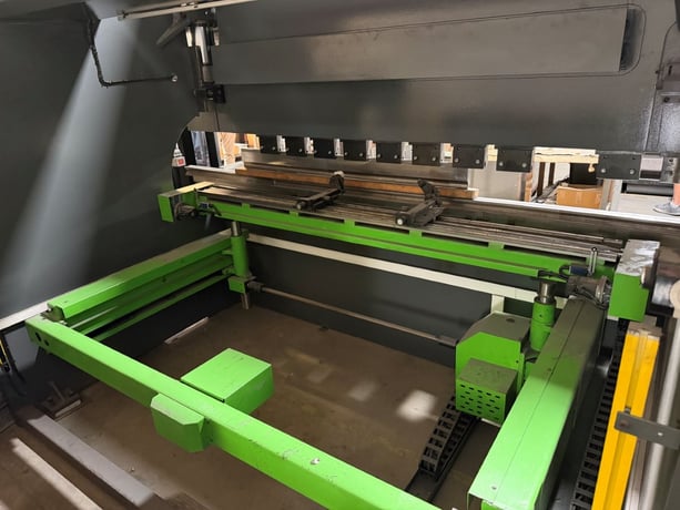 149 Ton, Ermak #EVO-3, hybrid CNC press brake, 10.1' overall, 102.36" between housing, 10.83" stroke, 16.14" - Image 8