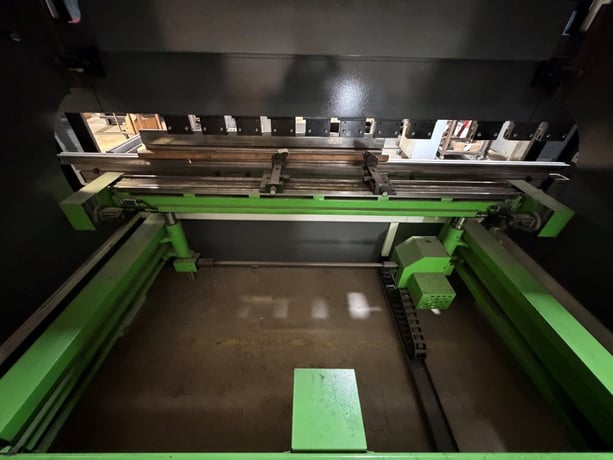149 Ton, Ermak #EVO-3, hybrid CNC press brake, 10.1' overall, 102.36" between housing, 10.83" stroke, 16.14" - Image 9