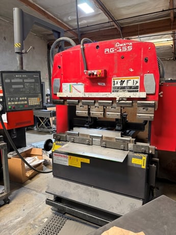 38 Ton, Amada #RG-35S, CNC press brake, 4' overall, 40" between housing, 3.94" stroke, 7.88" throat, 14.58" - Image 2
