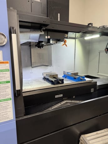 Daewoo Doosan #DNM-5700L, 3-Axis CNC Vertical Machining Center, 51.2" x 22.4" table, 41" X, 22" Y, 20" Z - Image 2