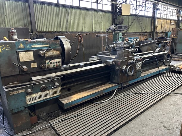 33" x 132" Tos, engine lathe - Image 1