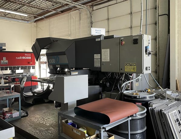 22 Ton, Strippit #U-1000-XP-OIPB, CNC turret punch w/ tooling, 20 station, 3 automatic index, 40" throat - Image 1