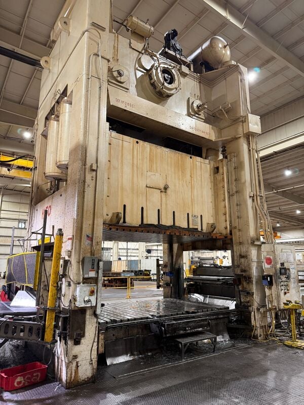 1000 Ton, Verson #S4-1000-144-90T, straight side double crank, 24" stroke, 70" Shut Height, 24" adj., 144" - Image 2