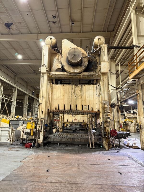 1000 Ton, Verson #S4-1000-144-90T, straight side double crank, 24" stroke, 70" Shut Height, 24" adj., 144" - Image 6
