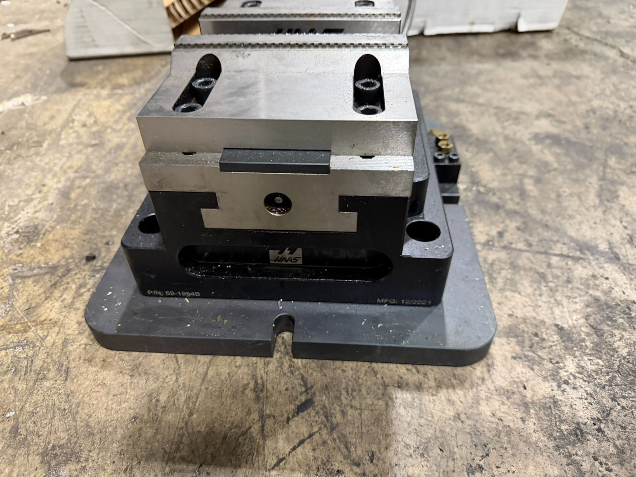 Haas #HSCV-150P, Pneumatic Self-Centering Vise, 6" jaw width, 0.2" jaw stroke, riser block, 2021 - Image 4