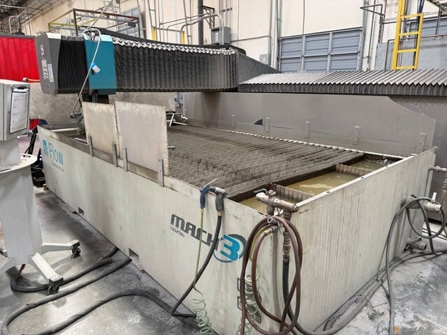 Flow #Mach-4020B, CNC waterjet cutting system, 6.6' x 13' table, 75000 psi, 50 HP intensifier pump, abrasive - Image 2