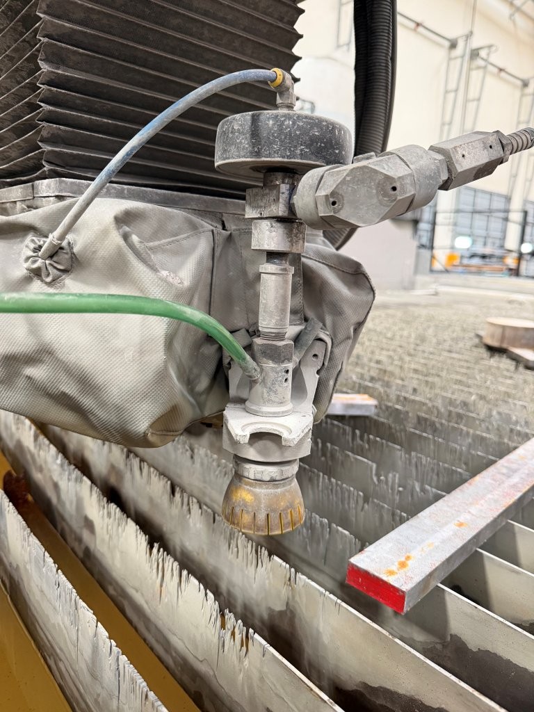 Flow #Mach-4020B, CNC waterjet cutting system, 6.6' x 13' table, 75000 psi, 50 HP intensifier pump, abrasive - Image 6