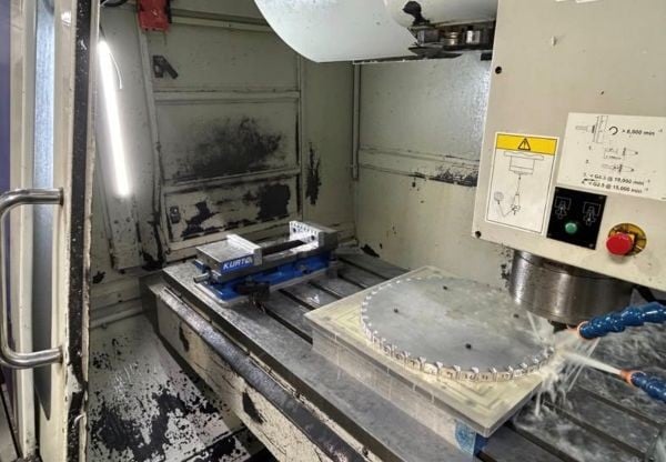 Hurco #VMX42, Vertical Machining Center, 42" X, 24" Y, 24" Z, 10000 RPM, 24 automatic tool changer, 2004 - Image 4