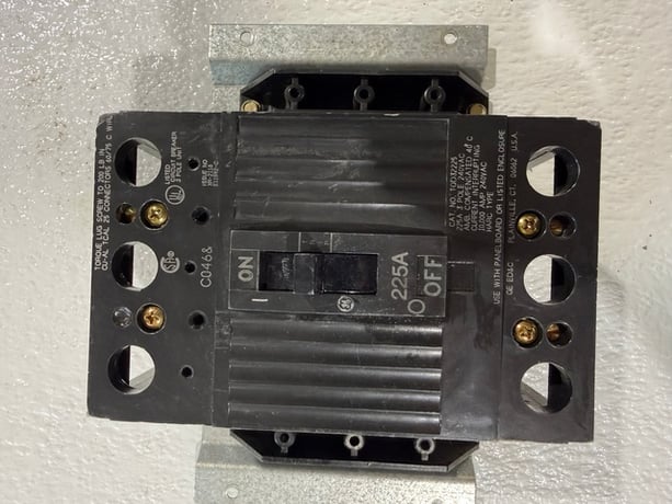 225 Amps, GE #TQD3225, Molded Case Circuit Breaker, 3-pole, 208/240 Volt, 3PH - Image 1
