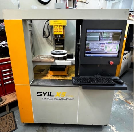 Syil #X5-Combo, 6.3" x20.5" table, 11" X, 5.9" Y, 10.6" Z, 5k, R-8, 1.5 HP, 4" rot table 4-Axis, casters - Image 1