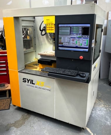 Syil #X5-Combo, 6.3" x20.5" table, 11" X, 5.9" Y, 10.6" Z, 5k, R-8, 1.5 HP, 4" rot table 4-Axis, casters - Image 2
