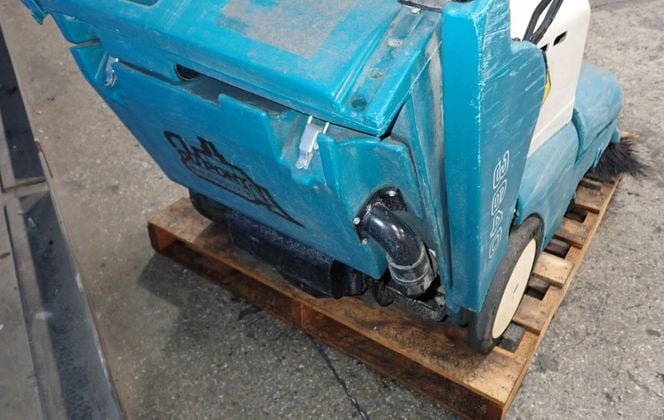 Tennant #3640, floor sweeper, 32" - Image 3