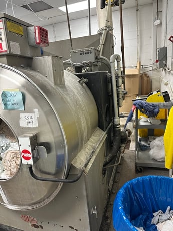 95 Lb. Milnor #36026Q4J, Washer Extractor, steam injection, 440 RPM extract, EP Plus Control, 208 Volt, 1991 - Image 2