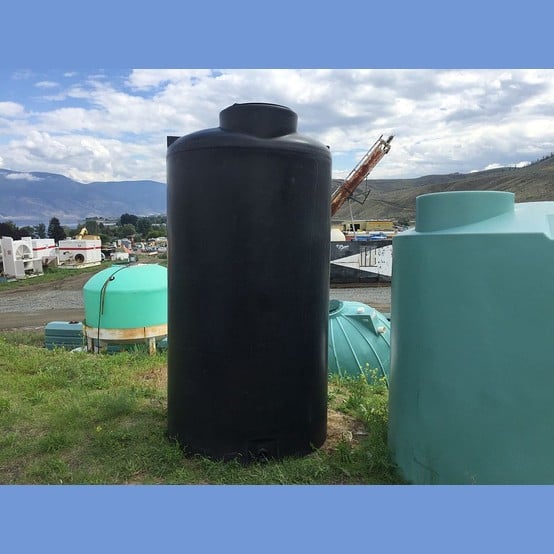 500 Gallon Vertical Polyethylene Tank, 16" Threaded Lid, 2" Bulkhead Fitting, NEW, N - Image 1