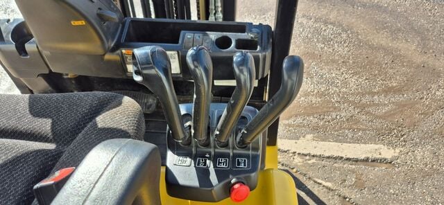 4500 lb. Yale #ERCO45VGN36TE088, forklift, baqttery poweredr, 36 V., 3 stage, side shift, auxiliary - Image 9