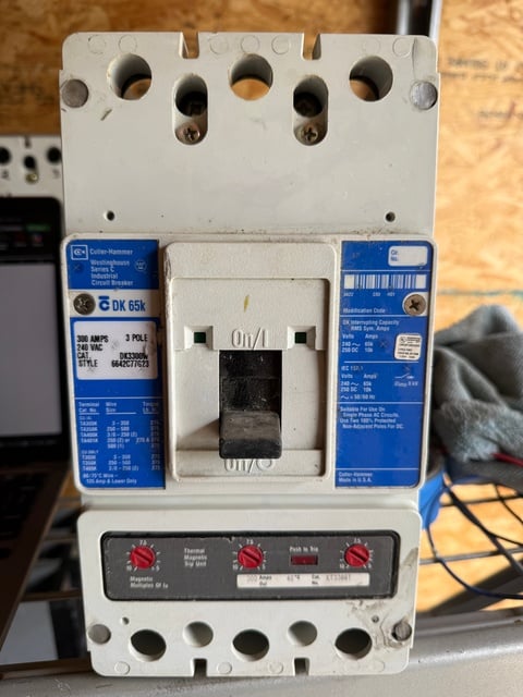 300 Amps, Eaton/Cutler Cutler-Hammer, DK3300W, Molded Case Circuit Breaker, 240 VAC/250 VDC, 3-pole - Image 1