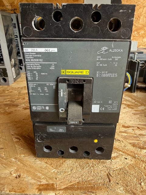 250 Amps, Square D, KHL362506162, Molded Case Circuit Breaker, 600 VAC/250 VDC, 3-pole, Aux Switch - Image 1