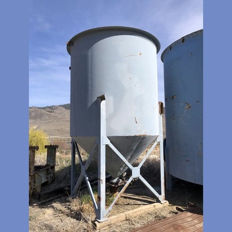 Rubber lined tank, 7' diameter x 10' deep, 12' total height, 3" discharge, angle iron legs - Image 1